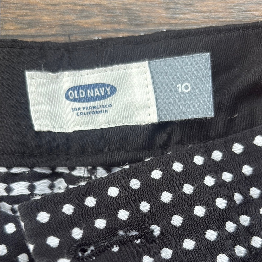 Old Navy Women's Black and White Patterned Shorts - Picture 2 of 3